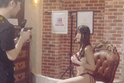 Ele tirou fotos de sorte com garota gostosa sem capa