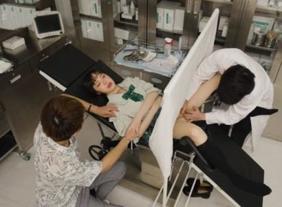 O médico espalha o paciente enquanto examina