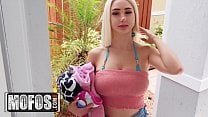 Vídeo de sexo de Skylar Vox com sua irmã em roupas íntimas de renda
