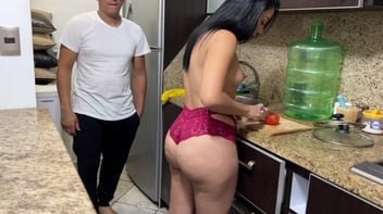 A enfermeira de cabelo castanho com um busto enorme foi postado online
