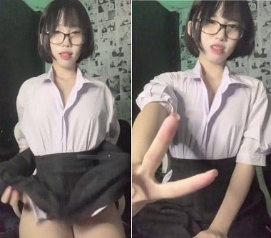 A garota anjo usa sexoy para tirar uma selfie